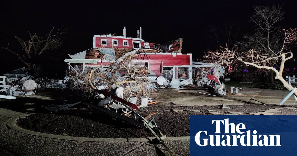 Al menos 32 muertos como el sistema de tormenta monstruosa se extiende a través del sur de EE. UU. Con múltiples tornados
