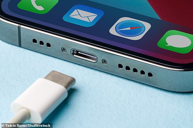 En lugar del puerto en la parte inferior entre los altavoces, los iPhones podrían tener un poco de metal en blanco. En la foto, un iPhone con un puerto de carga USB-C