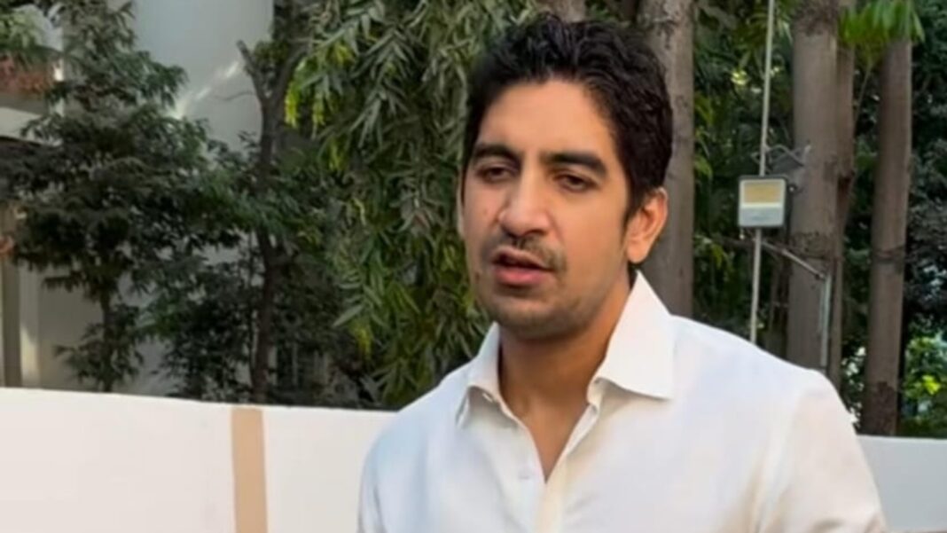 Ayan Mukerji le pide a los paparazzi que no insistan en fotos de celebridades en la reunión de oración de su padre: 'Esto es muy personal para nosotros'
