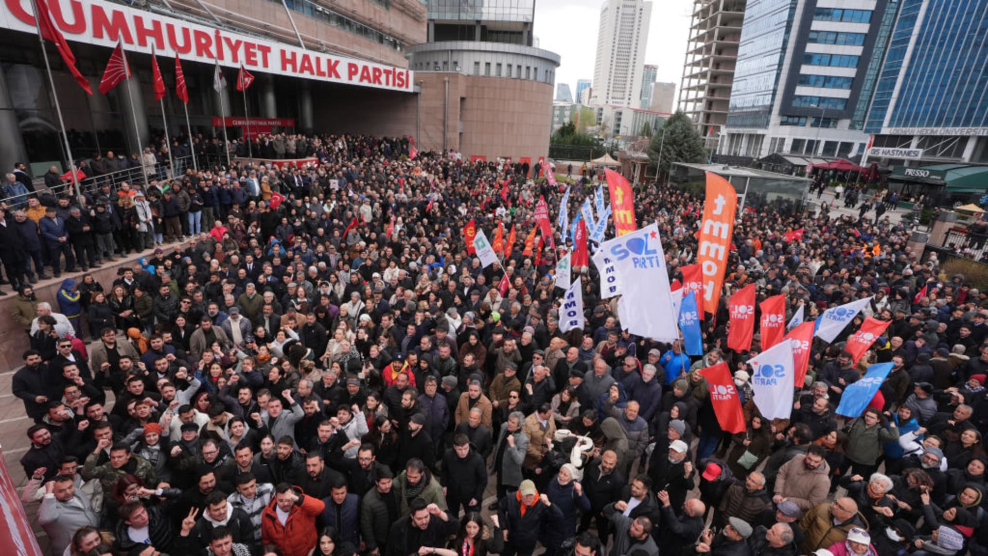 Caída libre política: Turquía enfrenta protestas, vuelo inversor después del arresto del líder de la oposición
