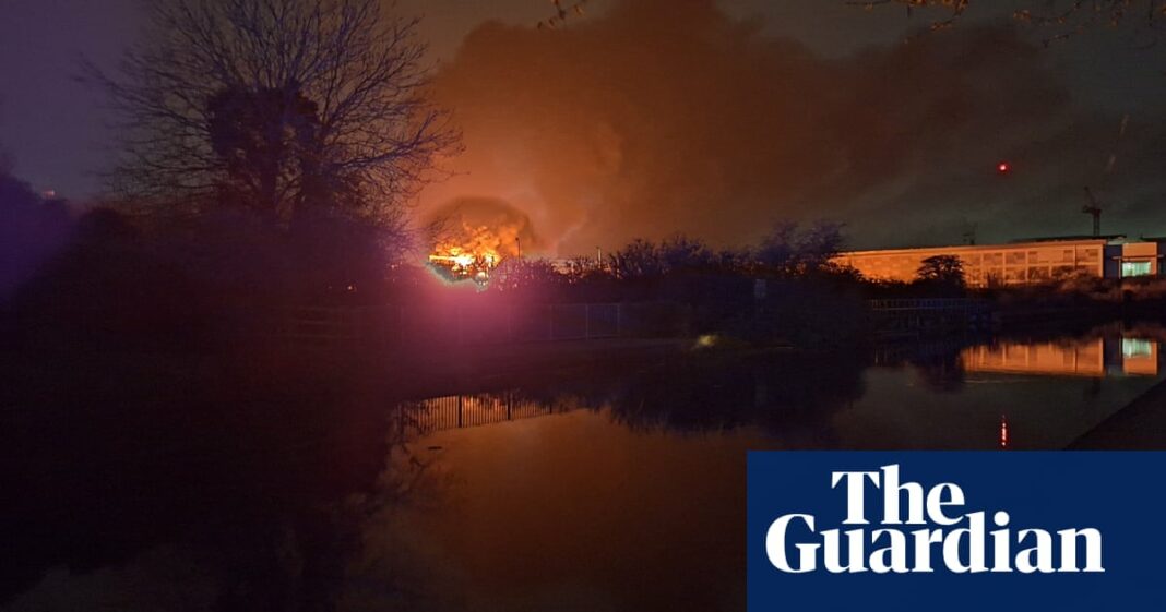 Caos de viaje cuando el aeropuerto de Heathrow se cierra después de un incendio en la subestación eléctrica
