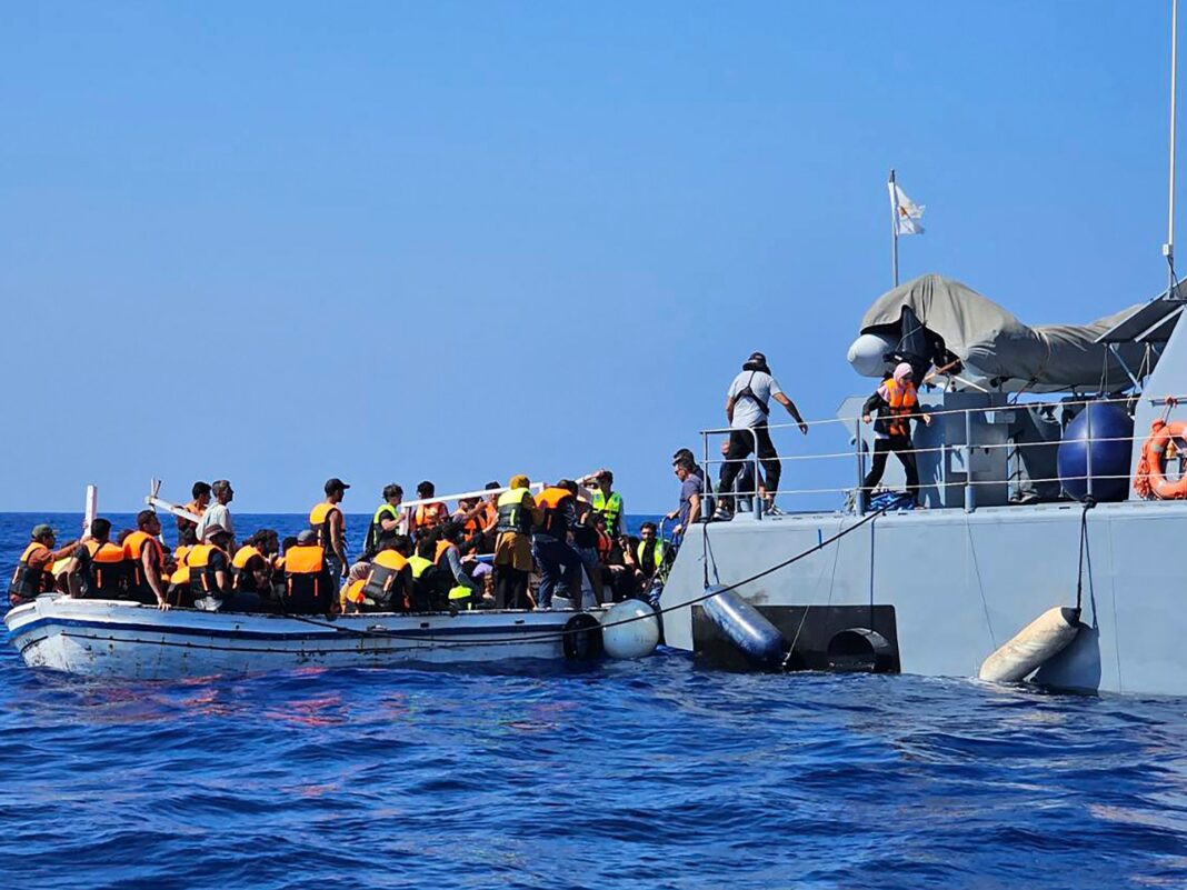 Chipre recupera al menos siete cuerpos después de los volcados de los botes de refugiados
