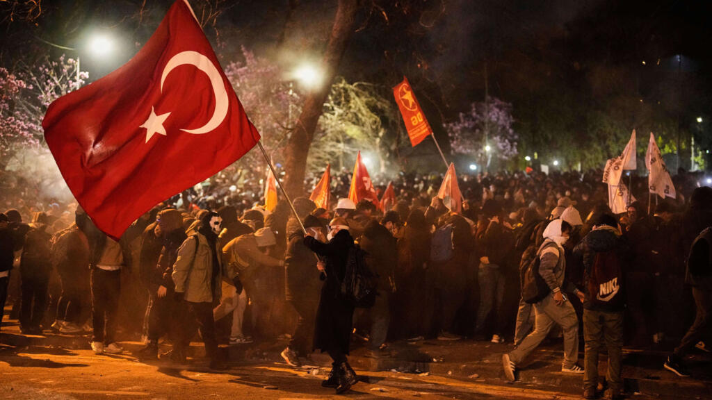 Cientos de miles marchan en apoyo del alcalde arrestado de Estambul, desafiando a Erdogan
