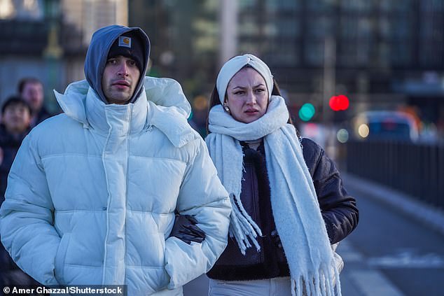 Los estadounidenses en el centro y este de los Estados Unidos deben esperar ver que las temperaturas invernales se queden en abril, gracias a un vórtice polar debilitado en el norte