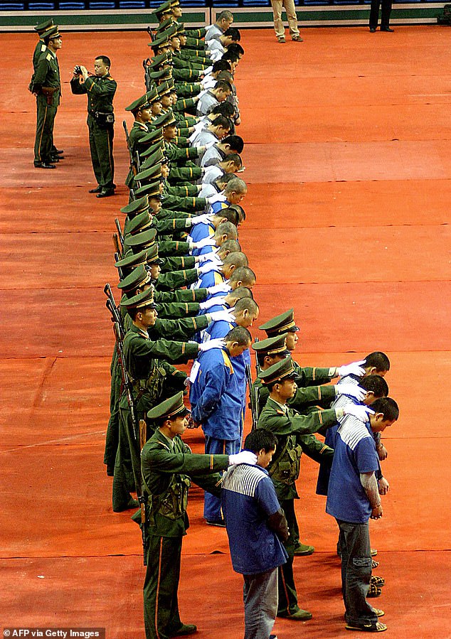 Se cree que China ejecuta más prisioneros cada año que el resto del mundo combinado. En la foto: la imagen de archivo muestra a la policía china presentando a un grupo de convictos para sentencias, muchos de los cuales se ejecutaron