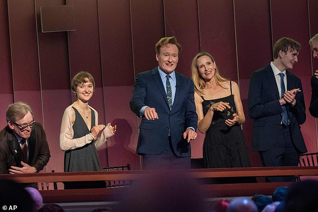 El comediante Conan O'Brien, centro, y su esposa, Liza Powel O'Brien, miran a la multitud al comienzo del 26º Premio Anual Mark Twain para el humor estadounidense