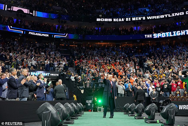 Donald Trump recibió una ovación de pie cuando salió de las entrañas de la arena