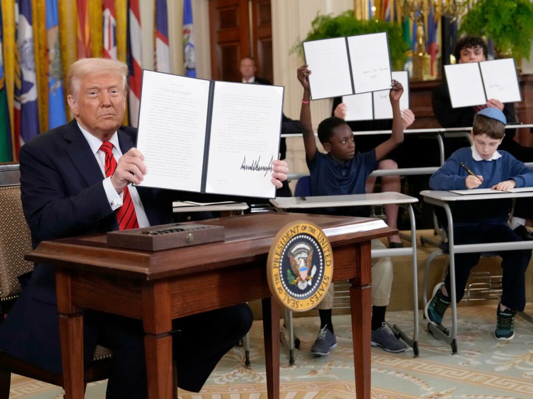 Donald Trump firma la orden ejecutiva de 'eliminar' el Departamento de Educación
