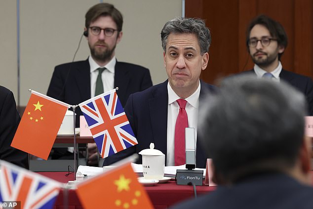 El primer proyecto del nuevo Secretario de Energía Green Quango verá que supervisará un proyecto de £ 180 millones para instalar paneles en la azotea en 200 edificios escolares y casi tantos sitios del NHS. En la foto: Miliband asiste al diálogo de energía de China-Reino Unido con Wang Hongzhi, jefe de la Administración Nacional de Energía de China, en Beijing a principios de esta semana