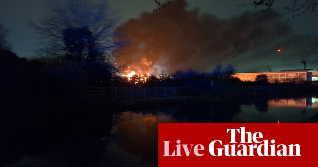 El aeropuerto de Heathrow cerró cuando los bomberos abordan grandes incendios de subestación Hayes que provocó apagones - en vivo
