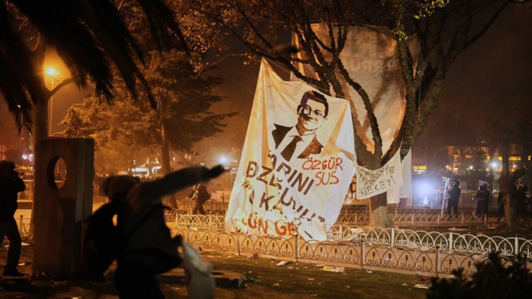 El alcalde detenido de Estambul enfrenta cuestionamiento a medida que las protestas se intensifican
