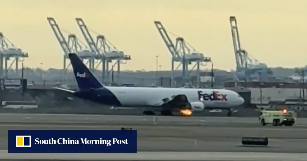 El avión de FedEx hace un aterrizaje de emergencia en EE. UU. Después de la huelga de aves, el incendio del motor
