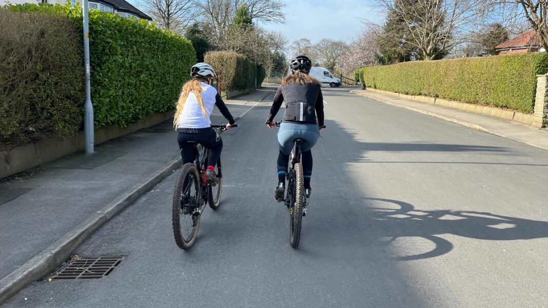 El ciclismo con mi hija de 10 años me llena de culpa y nos convierte en un objetivo de abuso: así es como debería ser
