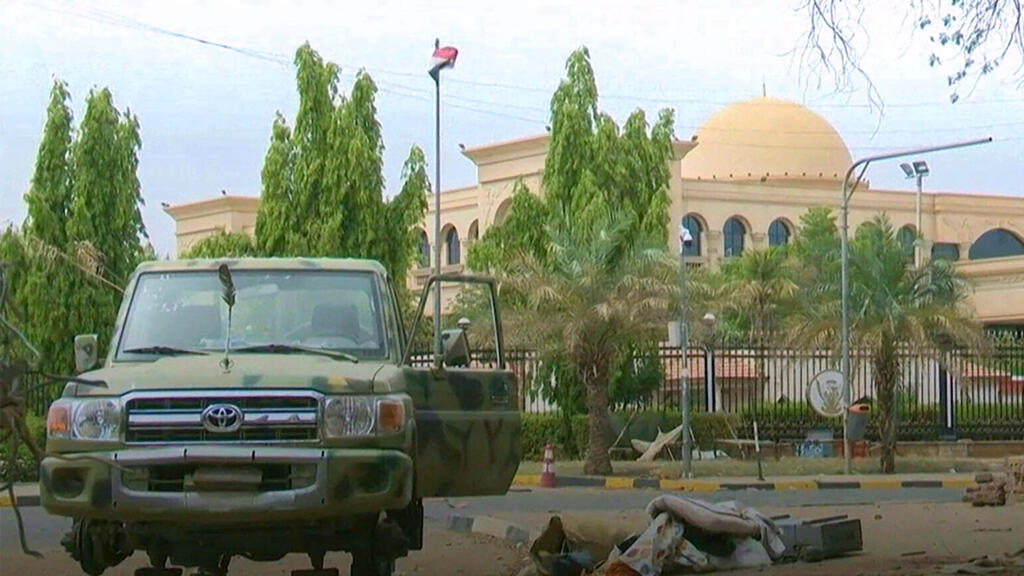 El ejército de Sudán dice que ha retomado el palacio presidencial de Jartoum de las fuerzas paramilitares
