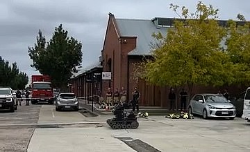 Se desplegó un robot de escuadrón de bombas en la escena del incidente en North Geelong (en la foto)