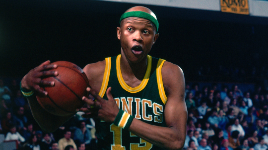 El ex guardia de Sonics, el favorito de los fanáticos de Seattle, Slick Watts, muere a los 73
