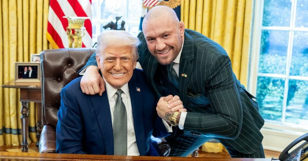 El ex luchador de la UFC McGregor posa con Trump para el día de San Patricio
