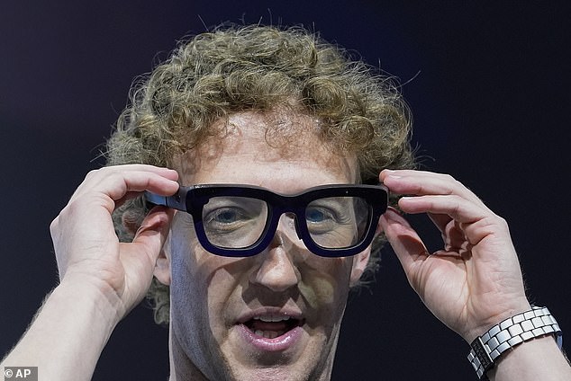 El fundador de Meta, Mark Zuckerberg, se muestra con un par de gafas Orion AR en septiembre pasado