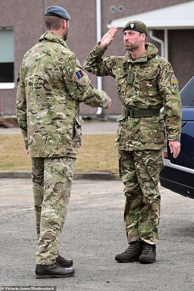 El príncipe William visita el campamento de tapa para conocer a los soldados estonios en la base y agradecerles por su apoyo que le han brindado al ejército británico en Eston