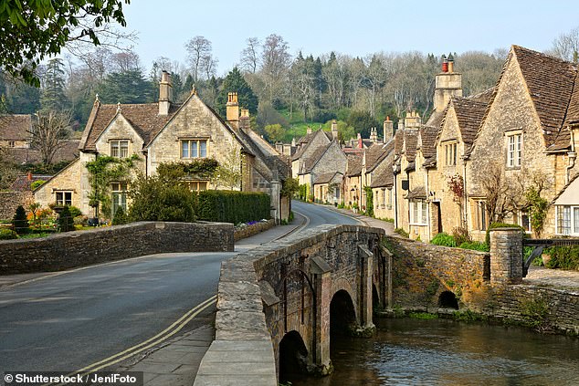 El pueblo de Cotswolds de Castle Combe. El área es el hogar de las personas más randilleras de la nación, según la terapeuta sexual Natasha Silverman