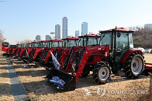 Court denies request from farmers&apos; group to enter Seoul with tractors for rally