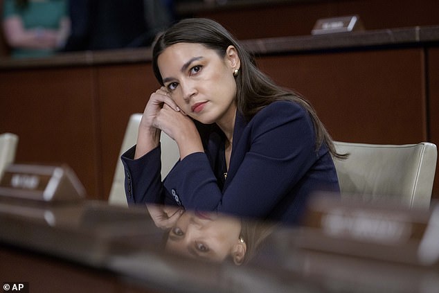 Una encuesta de CNN muestra que la representante Alexandria Ocasio-Cortez (DN.Y.) como la persona considera que los demócratas reflejan los valores fundamentales del partido