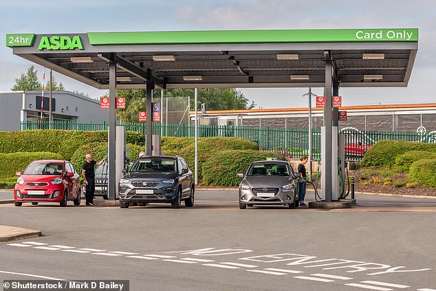 Se han elevado las esperanzas de una guerra de precios de gasolina después de que ASDA redujera el costo del combustible en 4p por litro (foto de archivo)