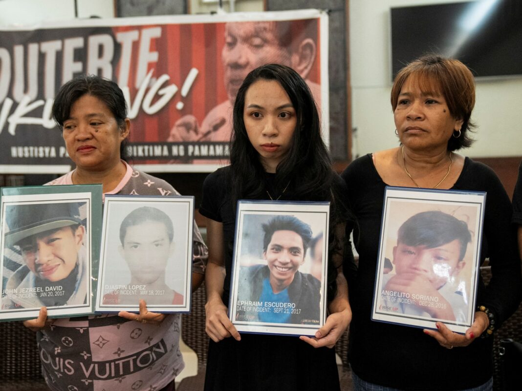 Familias de las víctimas de la guerra contra las drogas de Duterte lloran, buscan justicia en Filipinas
