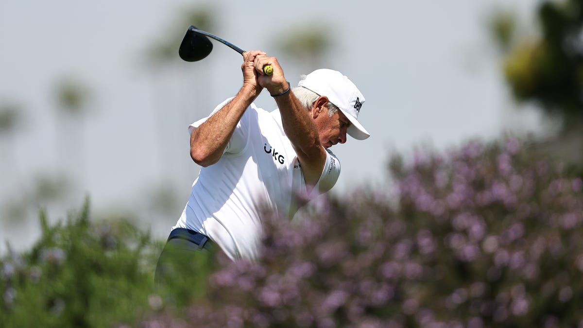 Fred Couples está enfermo en el Hoag Classic, pero se está balanceando más duro que nunca. ¿Cómo?
