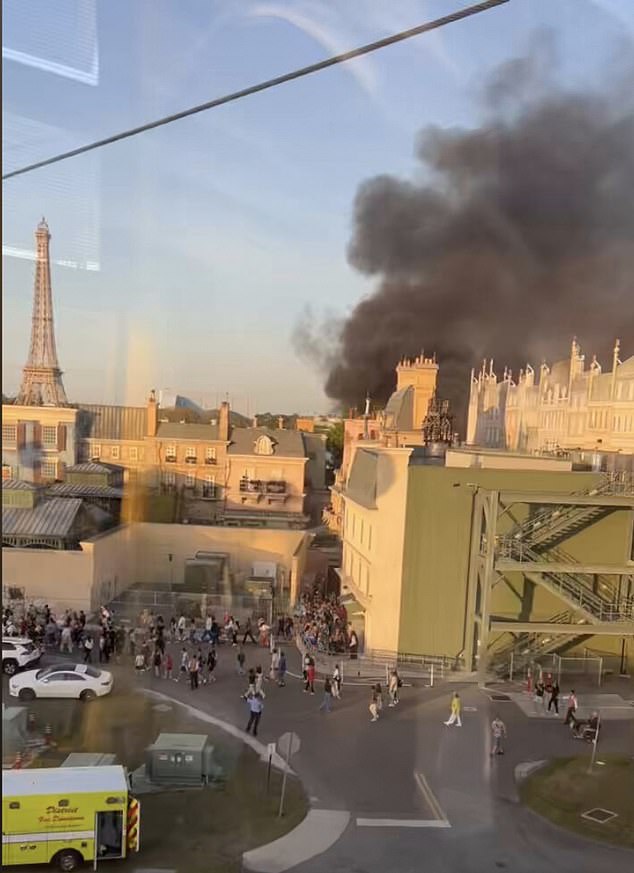 Un incendio estalló en el parque temático Epcot de Disney el sábado por la tarde enviando multitudes huyendo en pánico. La icónica réplica de la Torre Eiffel que define la Francia de Epcot se puede ver a la izquierda