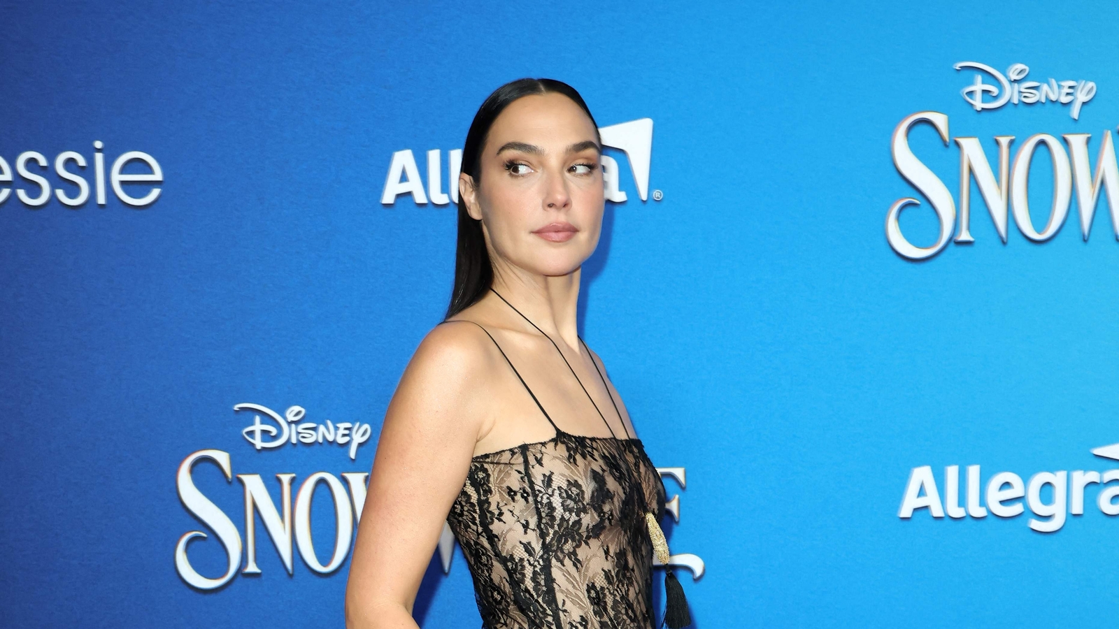 Gal Gadot, Rachel Zegler se mantuvo alejada de los reporteros en el estreno mundial de Blancanieves 'Muted' en Los Ángeles
