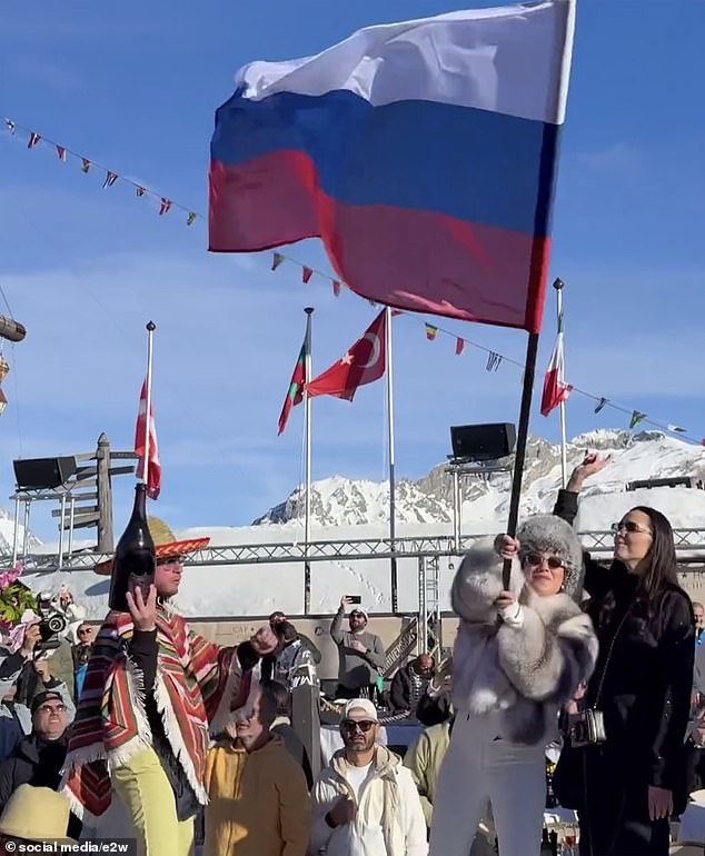 Escenas extraordinarias muestran a los juerguistas rusos y ucranianos 'bailando juntos' en la moda de esquí de esquí francés