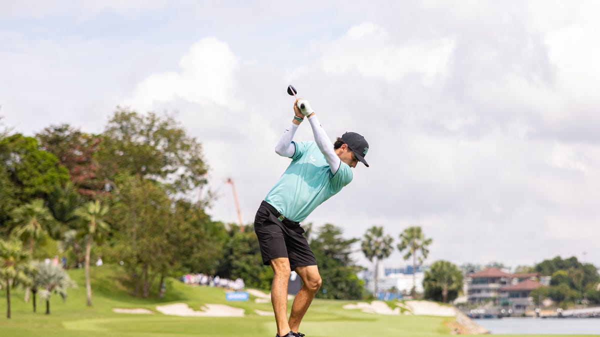 Joaquin Niemann está tratando de ganar el golf de Liv Singapur, pero también está llegando a este comandante
