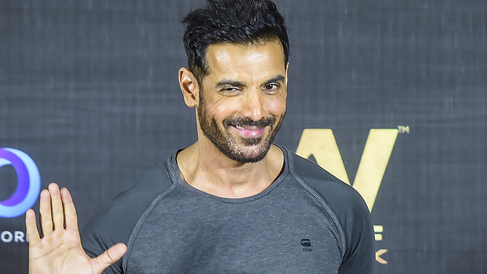 John Abraham revela su beso más inolvidable, ¡y no fue de su esposa!
