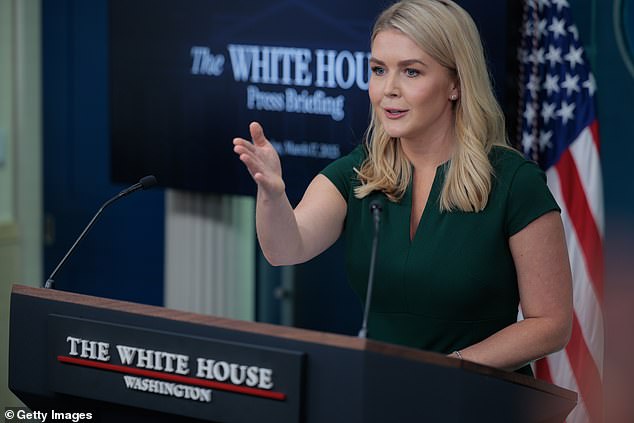 La secretaria de prensa de la Casa Blanca, Karoline Leavitt, llama a los periodistas durante una conferencia de prensa I