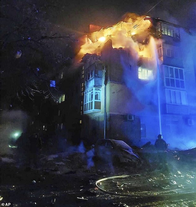 Los combates continúan en las zonas de guerra principales mientras Sir Keir Starmer y Emmanuel Macron proponen desplegar una 'coalición de lo dispuesto' a Ucrania. En la foto están los bomberos apagados en un edificio de apartamentos después de un ataque de drones rusos en Chernihiv, Ucrania, el domingo