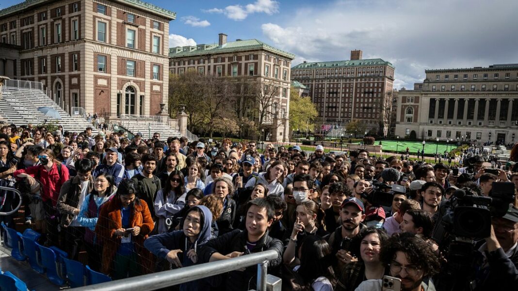 La administración Trump amenaza con reducir los fondos de la Universidad de Columbia
