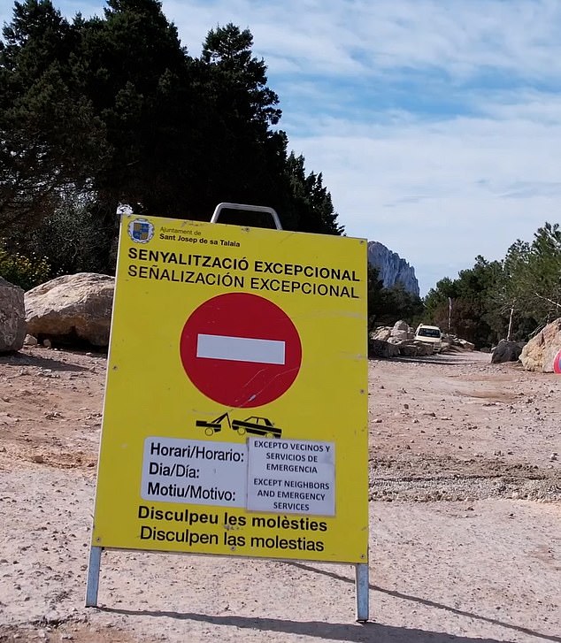 Los visitantes del paraíso de la fiesta de España Ibiza el mes pasado quedaron decepcionados después de que un punto de vista popular se bloqueó dramáticamente con rocas