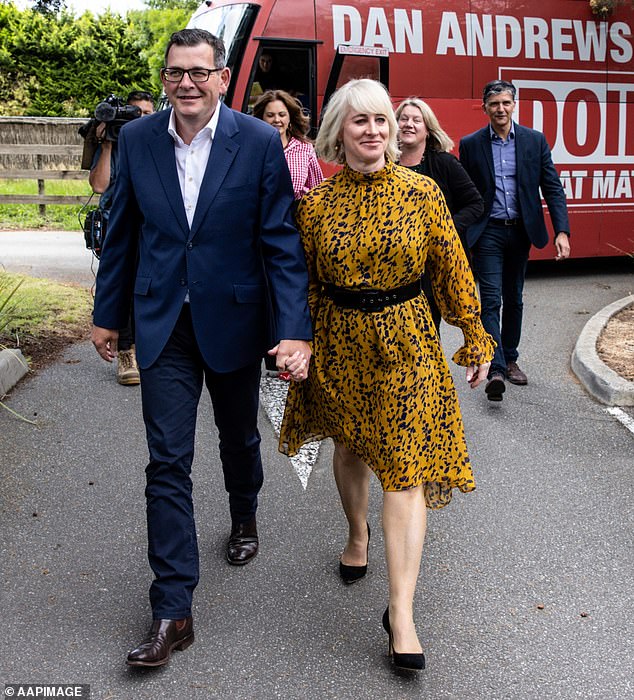 El ex primer ministro victoriano Daniel Andrews (en la foto aquí con su esposa Catherine) ha sido prohibido de la taberna Bundalong