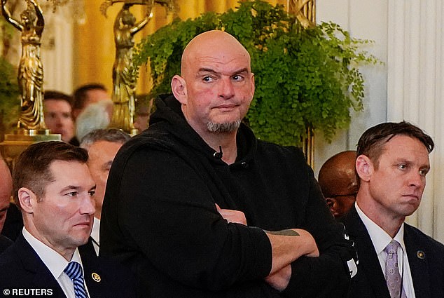 John Fetterman continuó su guerra de palabras con su compañero demócrata Alexandria Ocasio-Cortez después de que ella exigió que el partido se 'luchara más duro' contra Donald Trump