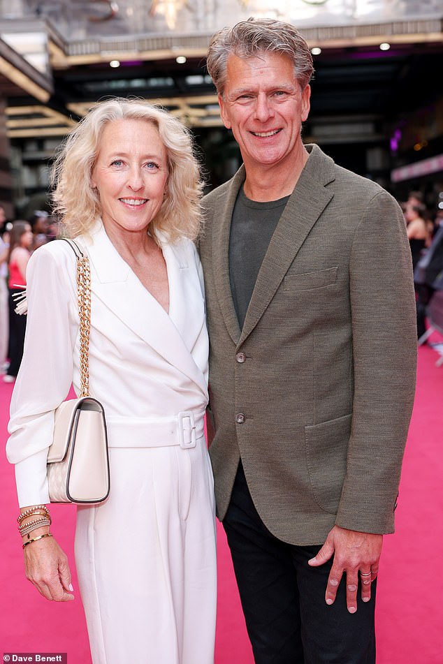 Andrew Castle y su esposa Sophia se muestran aquí que asisten a la interpretación de premier de Gala de Mean Girls: The Musical at the Savoy Theatre el 26 de junio de 2024 en Londres