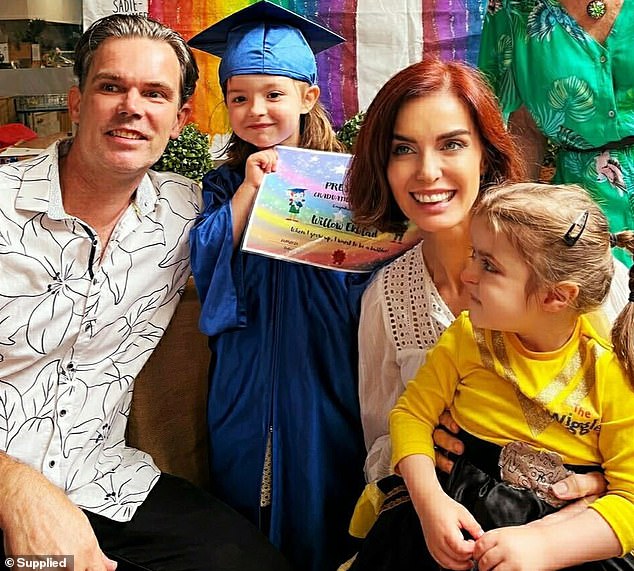 Aerin Ekblad, de seis años, nació con síndrome de Rubinstein y glaucoma congénito. Ella es fotografiada con su padre, Hans Ekbald, mamá Melissa Harris y su hermana gemela