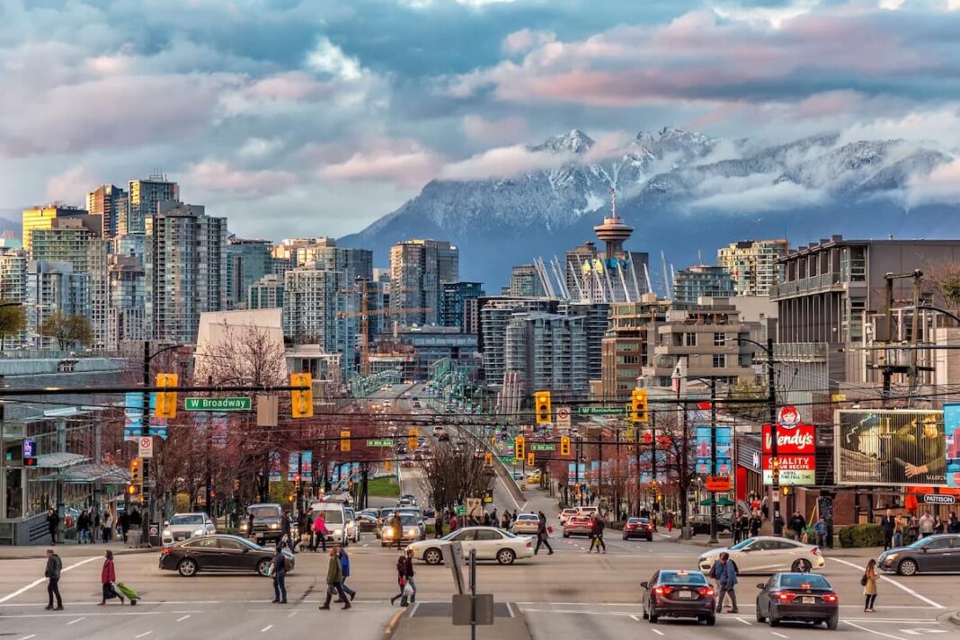 La población de residentes temporales de Canadá se contrata a medida que el crecimiento general de la población se ralentiza
