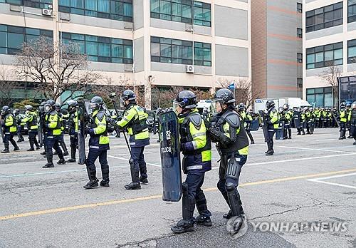 Police to deploy 14,000 riot officers on day of Yoon&apos;s impeachment ruling