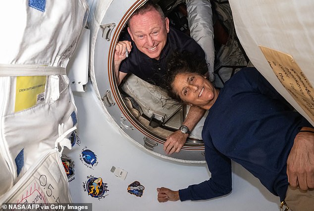 Cuando Sunita Williams y Barry Wilmore emergen de la cápsula del dragón SpaceX, la gravedad de la Tierra pesará tanto en sus cuerpos debilitados que no podrán caminar solos, dijeron los expertos en salud al Daily Mail