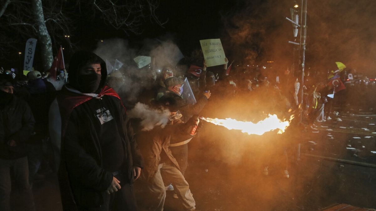 Las protestas continúan durante una quinta noche después de que las órdenes judiciales se encadenaron a Imamoglu
