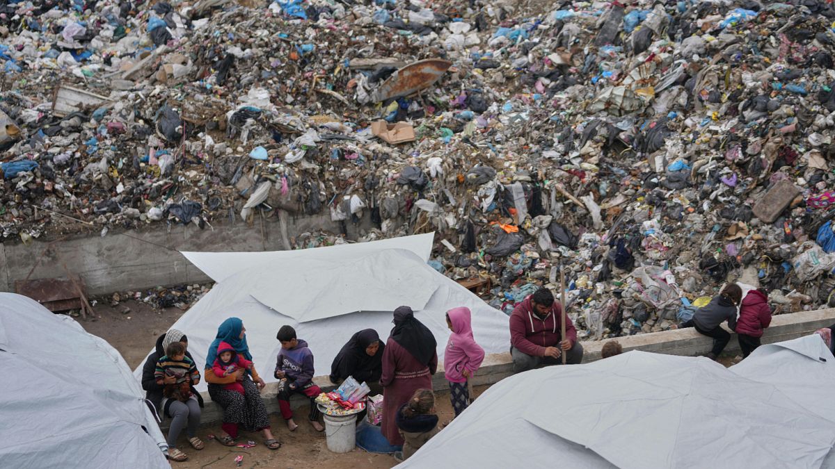 Las tropas israelíes avanzan más hacia Gaza, explotando el Hospital del Cáncer
