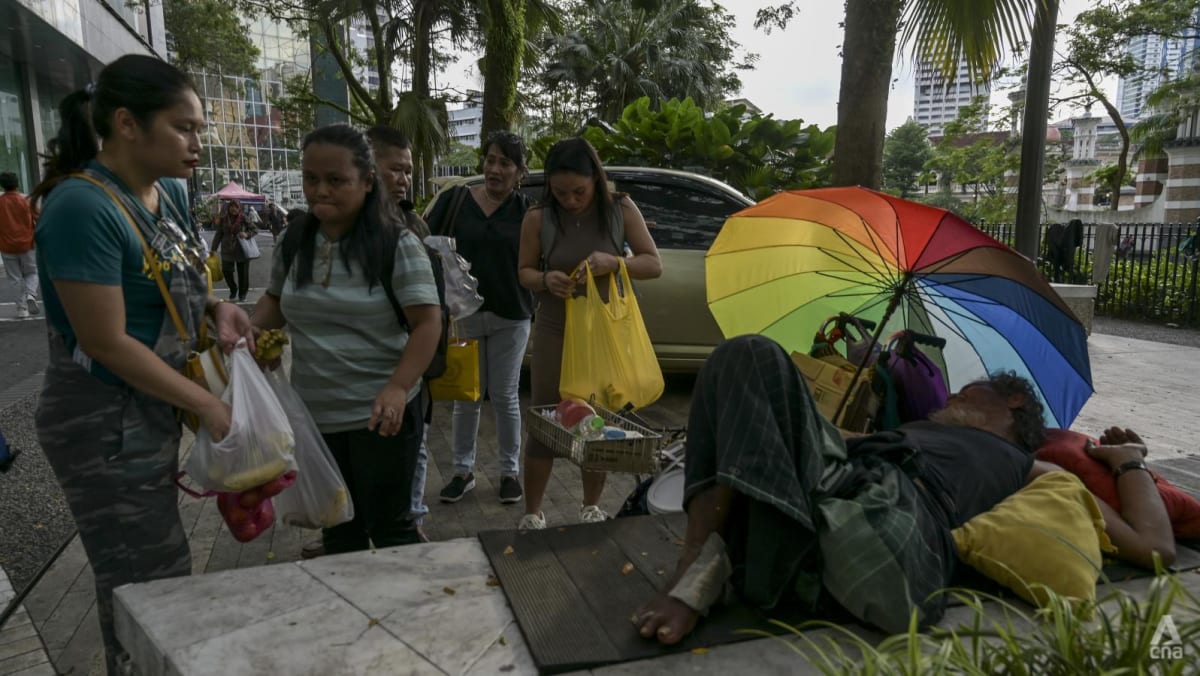 Lejos de su hogar: los trabajadores migrantes en Malasia dejan su huella al retribuir a la sociedad, ayudando a sus compatriotas
