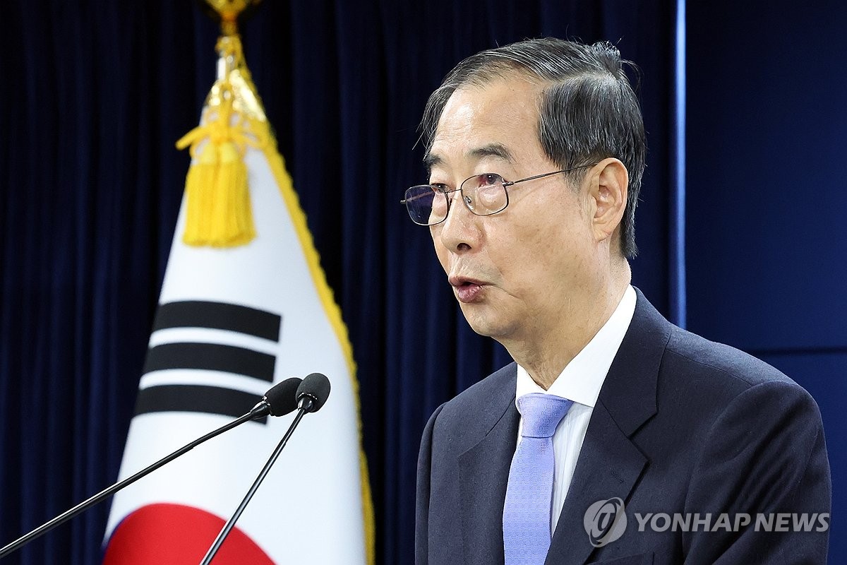 (LEAD) Acting President Han vows to address urgent issues after reinstatement