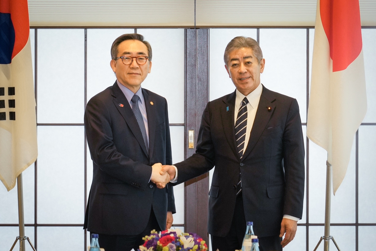 (LEAD) Top diplomats of S. Korea, Japan agree to continue exchanges amid improved ties